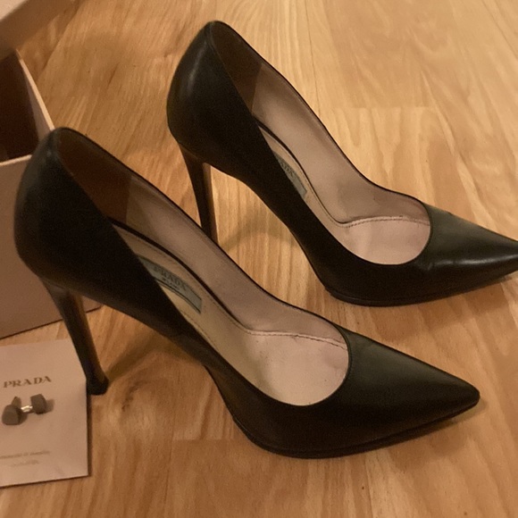 Prada Capretto Basic Cipria in black with dust bag, box, and spare heel lifts - Picture 7 of 12